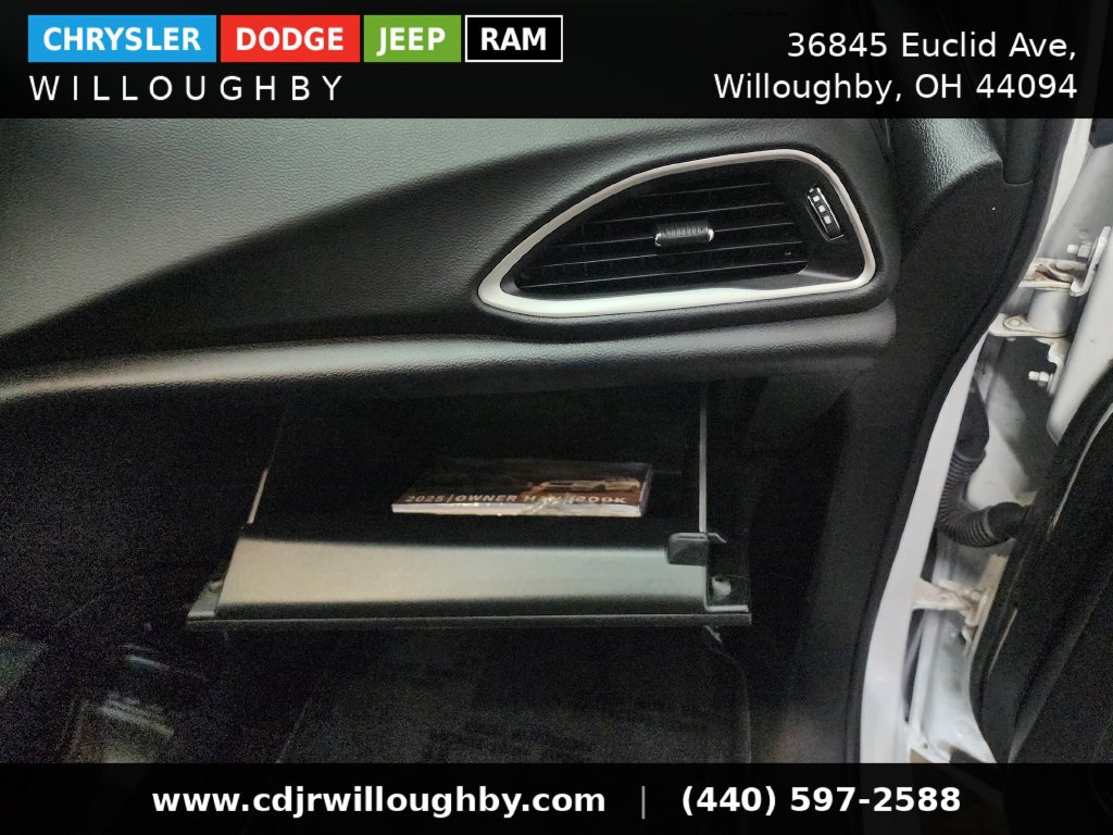 Used 2025 Chrysler Pacifica Select FWD image 36