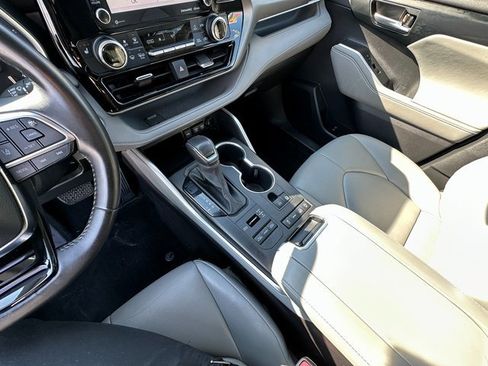 Used 2021 Toyota Highlander XLE image 22