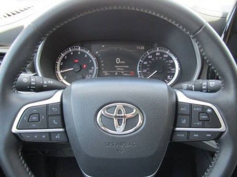 Used 2025 Toyota Highlander XLE AWD/4WD image 11