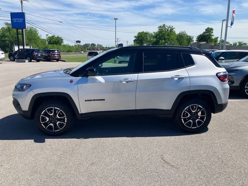 Used 2025 Jeep Compass Trailhawk AWD/4WD image 4