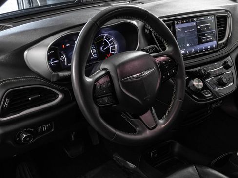 Used 2022 Chrysler Pacifica Touring-L w/ Uconnect Theater Family Group FWD image 37