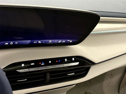 Used 2025 Buick Enclave Avenir image 4