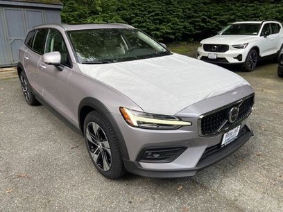 New 2026 Volvo V60 B5 Cross Country Plus w/ Protection Package Premier