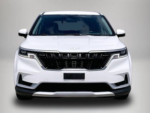 Used 2023 Kia Carnival LX FWD image 3