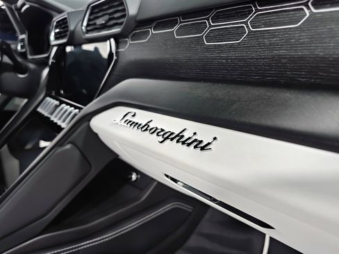 Used 2021 Lamborghini Urus image 19