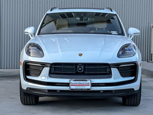 Used 2025 Porsche Macan image 11