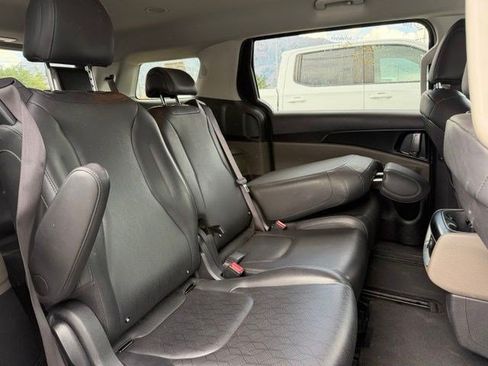 Used 2025 Kia Carnival FWD image 12
