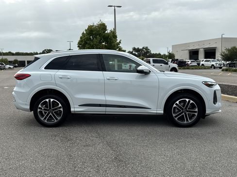 Certified 2025 Audi Q5 Premium w/ Convenience Package AWD/4WD image 3