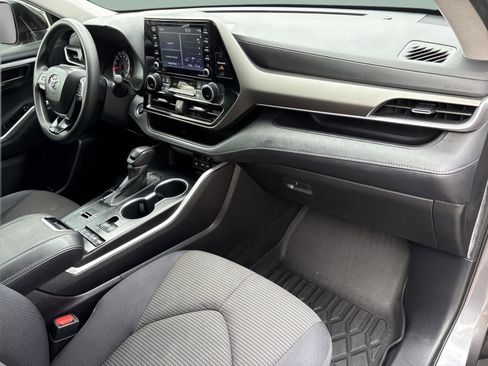 Used 2021 Toyota Highlander L image 18