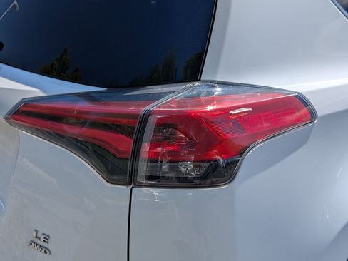 Used 2018 Toyota RAV4 LE AWD/4WD image 11