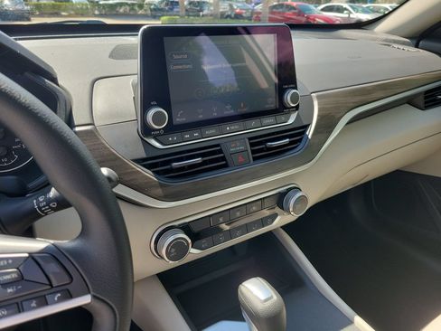 Used 2025 Nissan Altima 2.5 SV FWD image 21