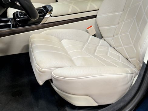 Used 2023 BMW 760i xDrive w/ Luxury Rear Seating Package AWD/4WD image 9