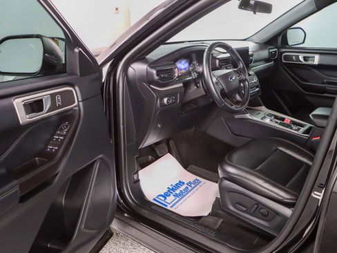 Used 2020 Ford Explorer XLT w/ Equipment Group 202A AWD/4WD image 3