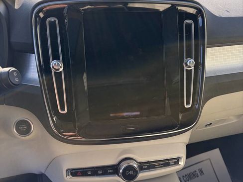 Used 2021 Volvo XC40 T5 Momentum image 24