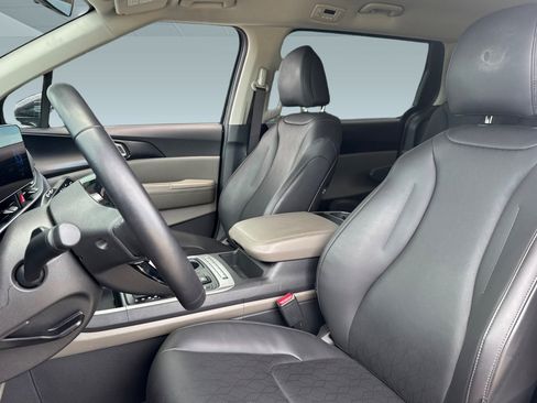 Used 2026 Kia Carnival FWD image 5