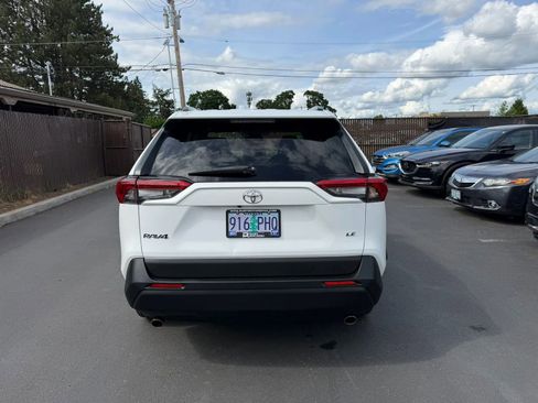 Used 2019 Toyota RAV4 LE FWD image 5
