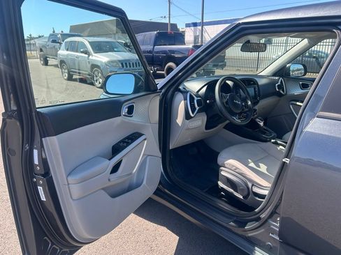 Used 2022 Kia Soul LX FWD image 10