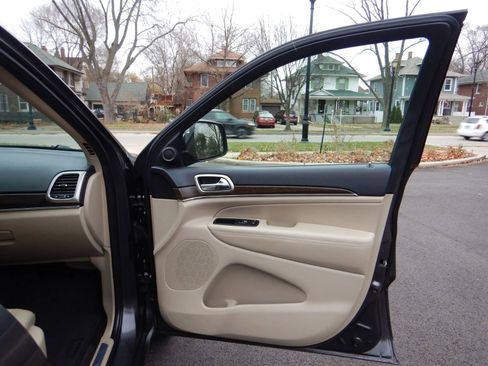 Used 2017 Jeep Grand Cherokee Limited image 19