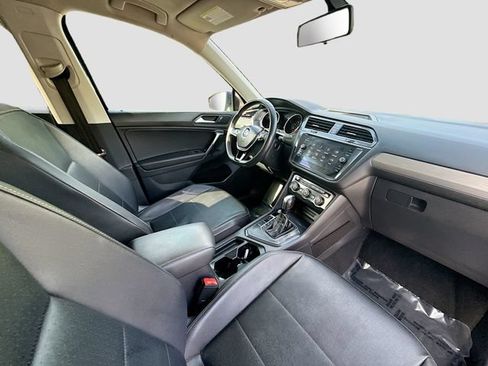 Used 2021 Volkswagen Tiguan SE w/ Panoramic Sunroof Package FWD image 26