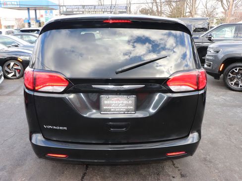 Used 2023 Chrysler Voyager LX image 4