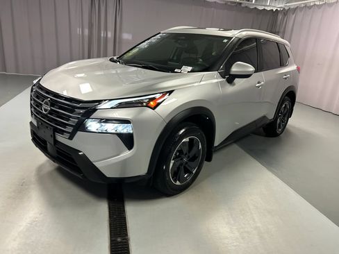 Used 2024 Nissan Rogue SV w/ SV Premium Package AWD/4WD image 3