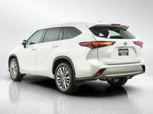 Used 2024 Toyota Highlander Platinum AWD/4WD image 3