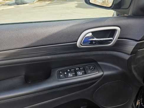 Used 2019 Jeep Grand Cherokee Laredo w/ Security & Convenience Group image 9