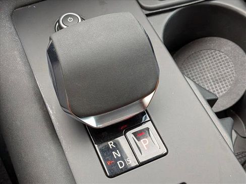 Used 2024 Land Rover Discovery Dynamic SE image 12