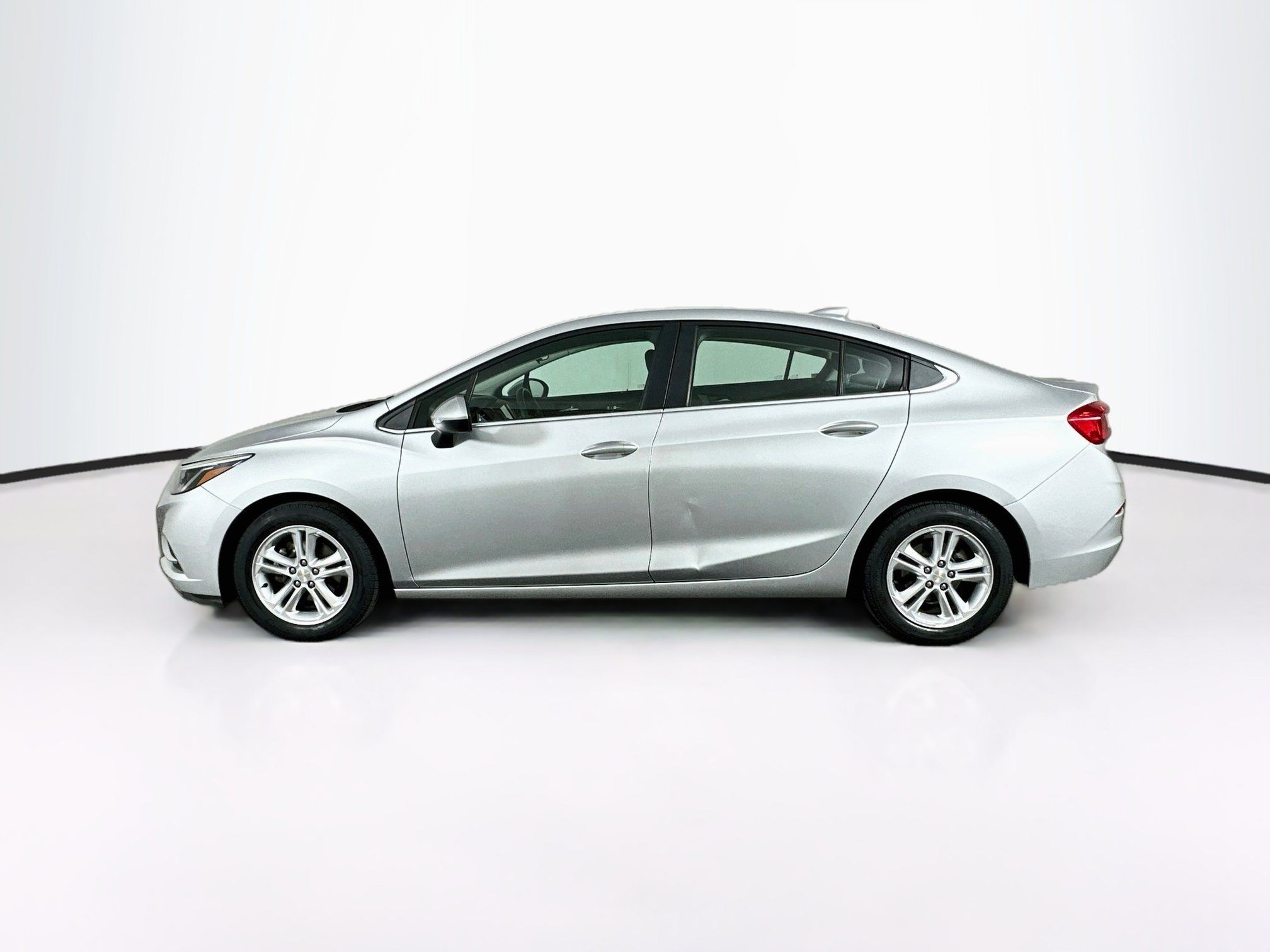 Used 2017 Chevrolet Cruze LT FWD image 4