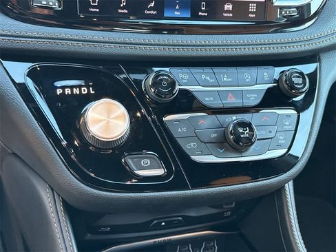 Used 2022 Chrysler Pacifica Pinnacle image 32