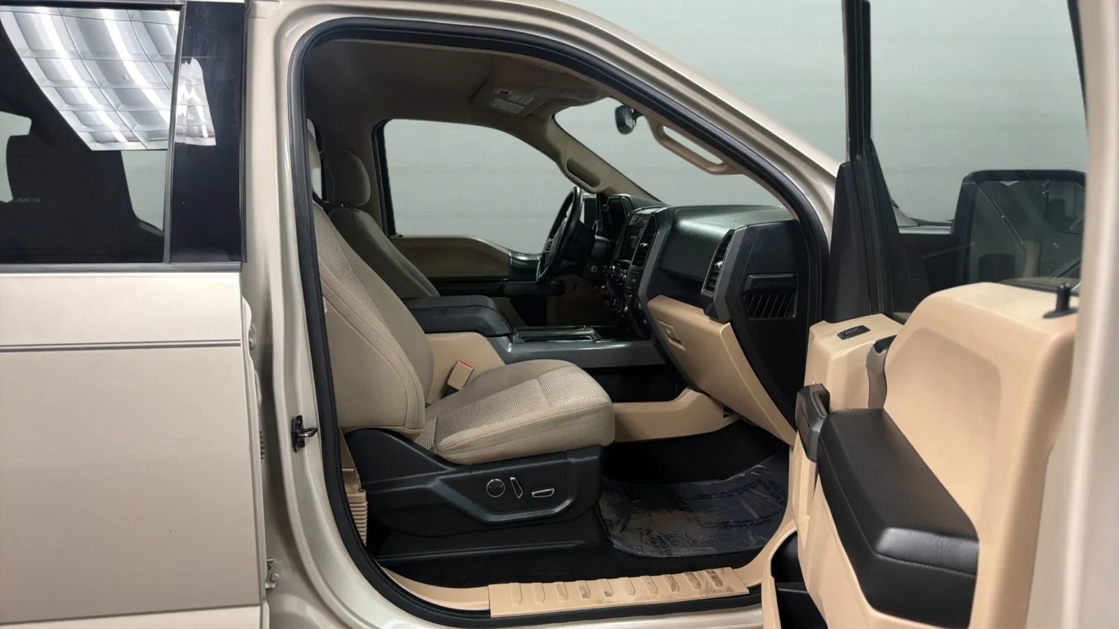 Used 2017 Ford F150 XLT w/ Equipment Group 302A Luxury AWD/4WD image 21