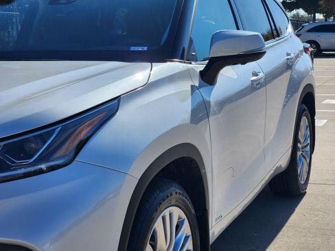 Used 2025 Toyota Highlander Platinum image 9