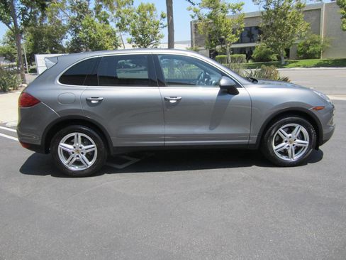 Used 2014 Porsche Cayenne Platinum Edition image 2