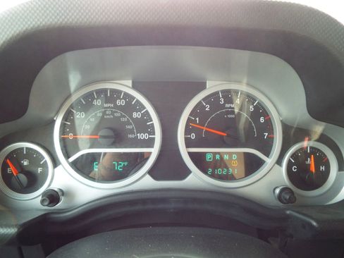 Used 2010 Jeep Wrangler Unlimited Sahara AWD/4WD image 15