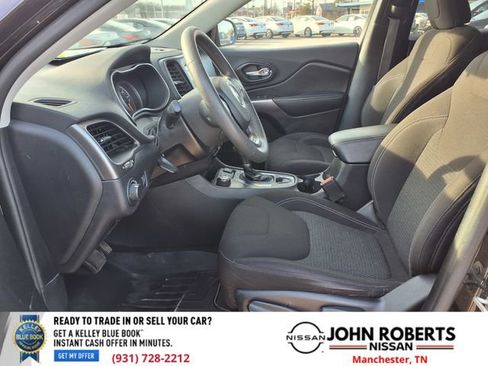 Used 2020 Jeep Cherokee Latitude w/ Mopar Interior Package image 4