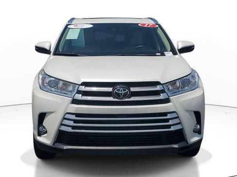 Certified 2017 Toyota Highlander XLE FWD image 2