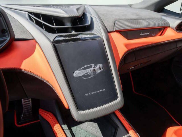 Used 2025 Lamborghini Revuelto AWD/4WD image 24