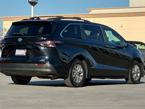 Used 2024 Toyota Sienna XLE image 6