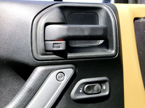 Used 2017 Jeep Wrangler Unlimited Rubicon w/ Connectivity Group image 23