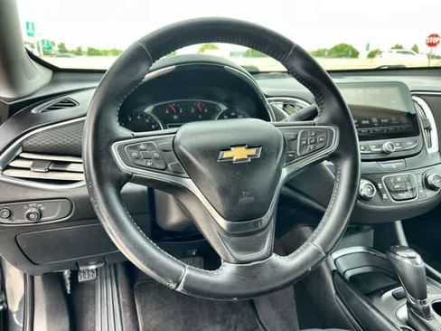 Used 2017 Chevrolet Malibu LT image 17