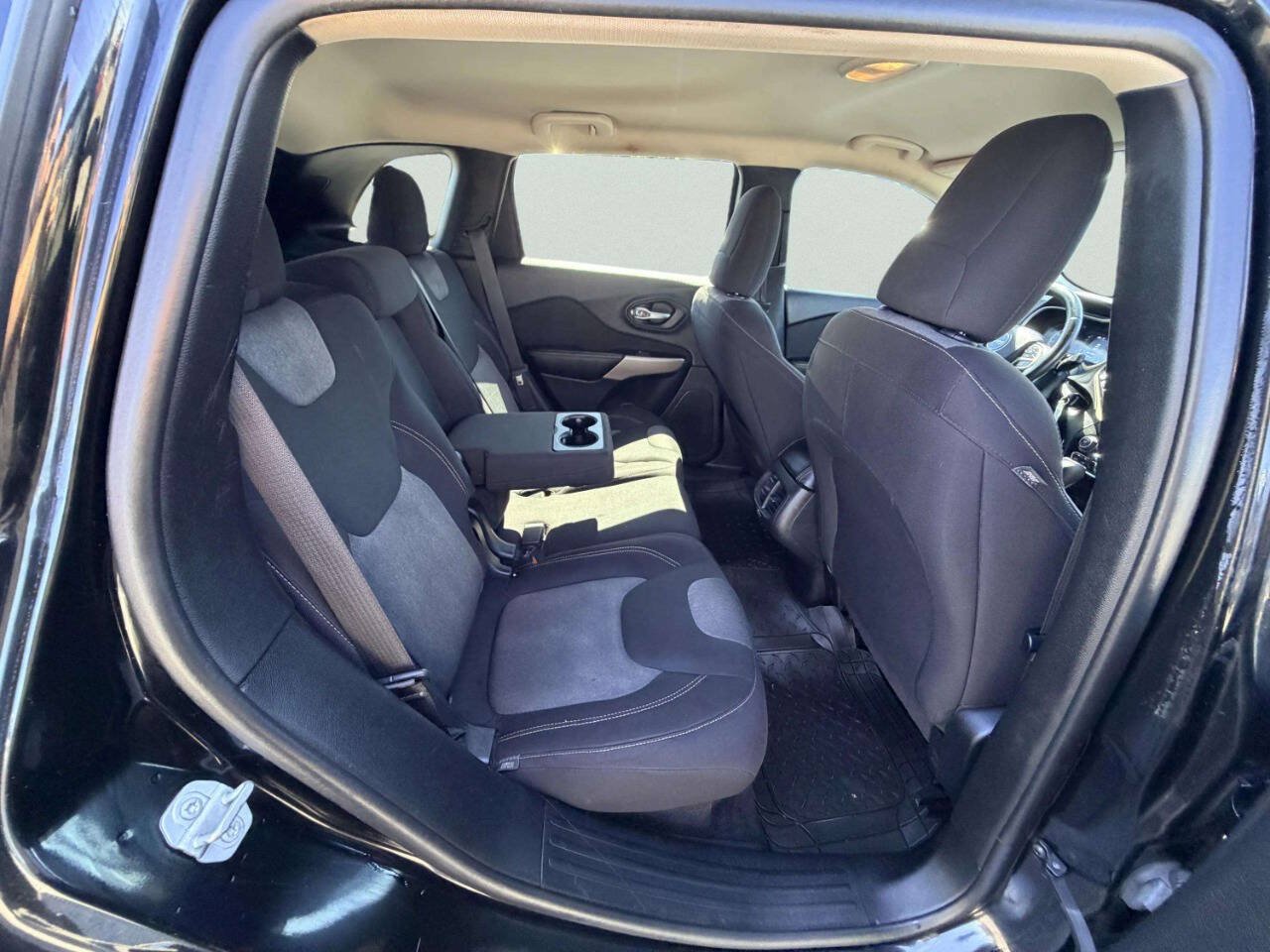Used 2017 Jeep Cherokee Sport w/ Cold Weather Group FWD image 22