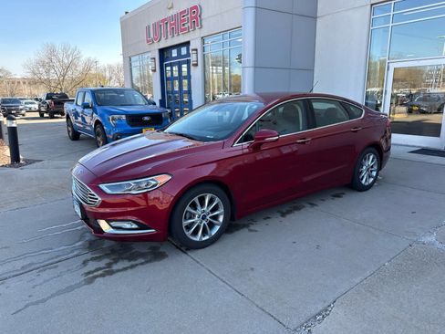 Used 2017 Ford Fusion SE w/ Fusion SE Technology Package image 3