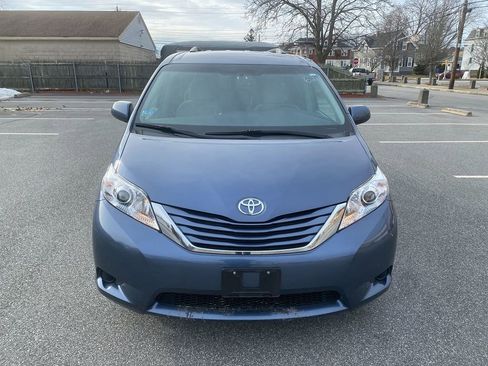 Used 2016 Toyota Sienna LE image 3