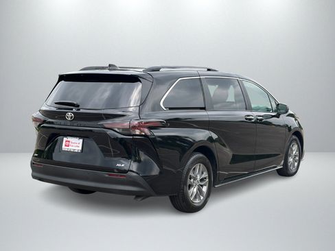 Used 2026 Toyota Sienna XLE FWD image 5