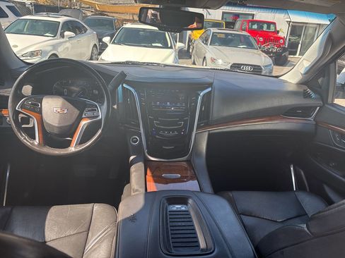 Used 2018 Cadillac Escalade 2WD image 18