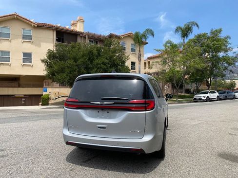 Used 2026 Chrysler Pacifica Limited FWD image 5