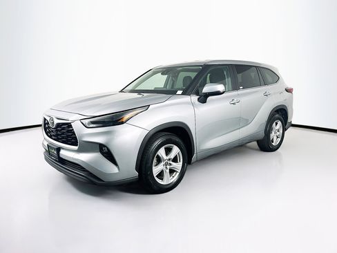 Used 2025 Toyota Highlander LE image 3