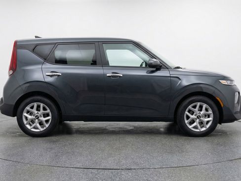 Used 2025 Kia Soul LX w/ LX Technology Package FWD image 9