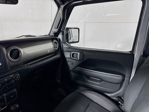 Used 2018 Jeep Wrangler Unlimited Sahara w/ Cold Weather Group image 23