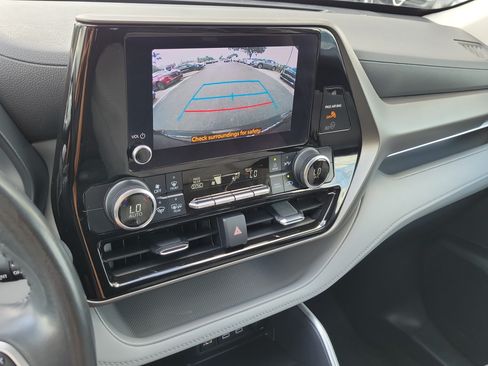 Used 2023 Toyota Highlander LE FWD image 28
